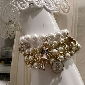 Elegant Gold and Pearl Bracelet